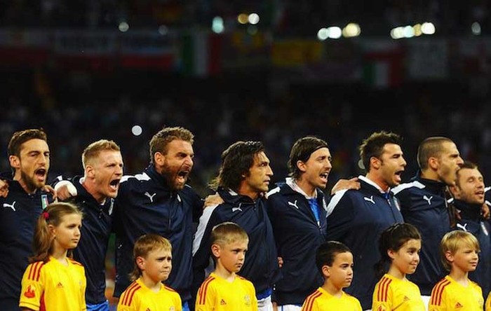 Đội hát quốc ca hay nhất – Italia: Có thể nói đây là đội bóng hùng hổ nhất trong việc… hát quốc ca. Chỉ cần nhìn vào tấm hình sẽ thấy, giọng hát của De Rossi đủ khiến cậu bé đứng trước anh phải nhăn mặt.